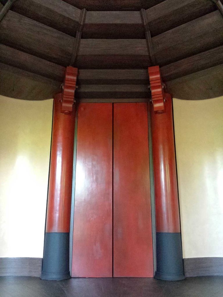 Faux japanning lacquer columns - Seychelles.